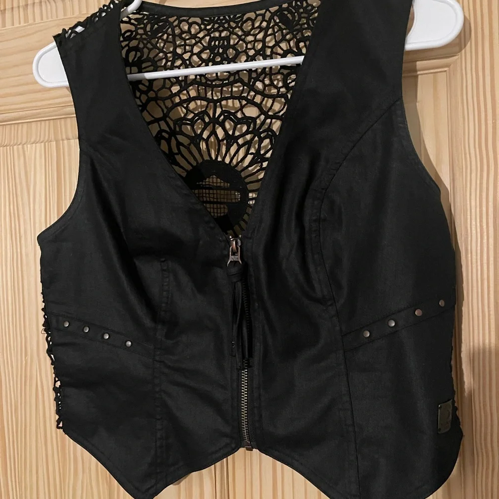 Black Lace Detail Vest - Picture 5 of 9